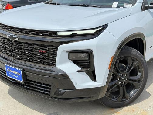 Polar White 2027 Chevrolet Traverse RS