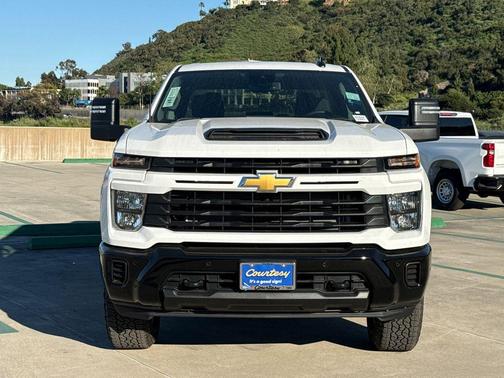 Summit White 2026 Chevrolet Silverado 2500 Custom