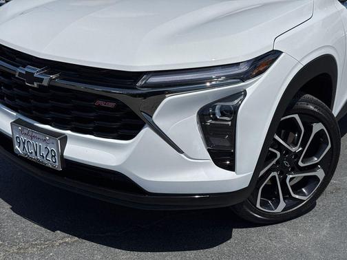 Summit White 2026 Chevrolet Trax 2RS