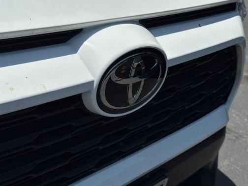 Ice 2025 Toyota RAV4 Hybrid XLE