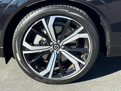 2023 Volvo XC60 Recharge Plug-In Hybrid T8 Ultimate Dark Theme