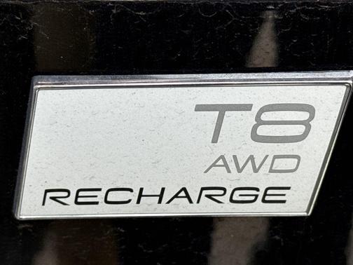 2023 Volvo XC60 Recharge Plug-In Hybrid T8 Ultimate Dark Theme