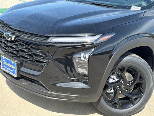 Mosaic Black Metallic 2026 Chevrolet Trax LT