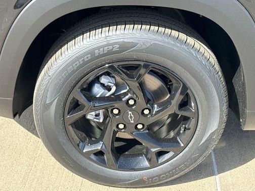 Mosaic Black Metallic 2026 Chevrolet Trax LT