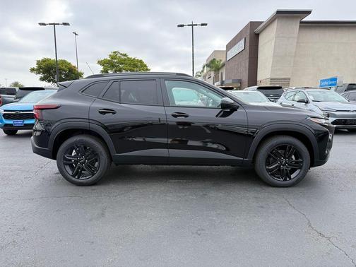 Mosaic Black Metallic 2026 Chevrolet Trax ACTIV