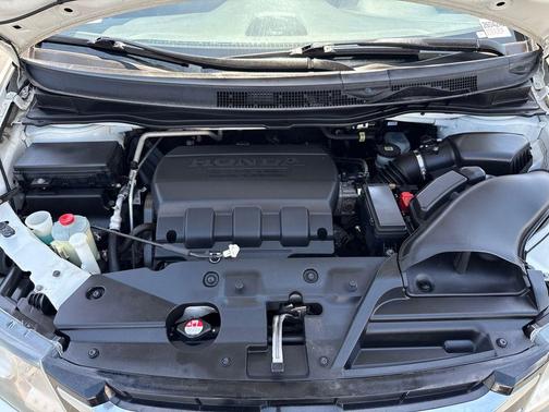 White Diamond Pearl 2016 Honda Odyssey EX-L