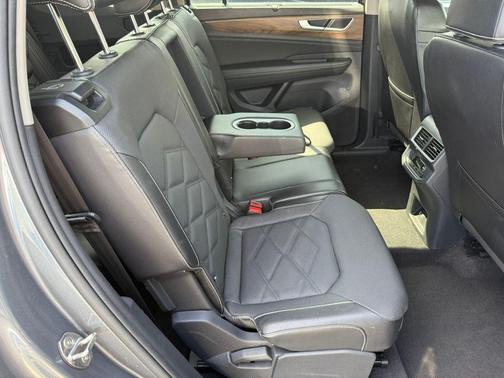 Platinum Gray Metallic 2024 Volkswagen Atlas 2.0T SE