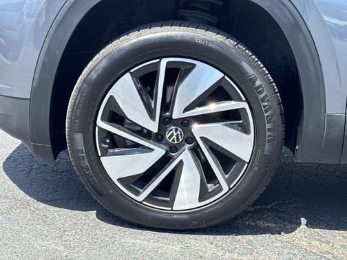 Platinum Gray Metallic 2024 Volkswagen Atlas 2.0T SE