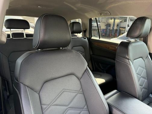 Platinum Gray Metallic 2024 Volkswagen Atlas 2.0T SE
