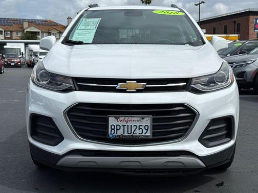 Summit White 2018 Chevrolet Trax LT