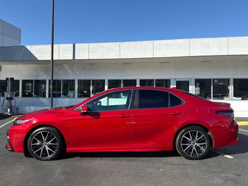 2024 Toyota Camry Hybrid SE