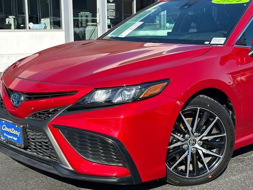 2024 Toyota Camry Hybrid SE