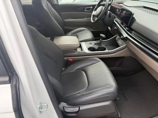 Snow White Pearl 2025 Kia Carnival LXS