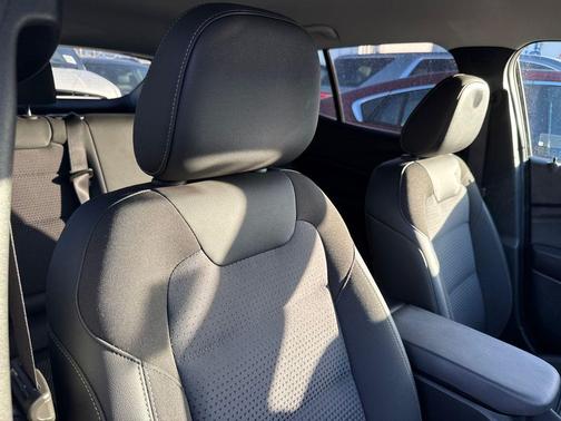 Mosaic Black Metallic 2025 Chevrolet Trax LT