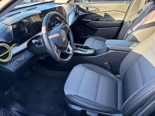 Mosaic Black Metallic 2025 Chevrolet Trax LT