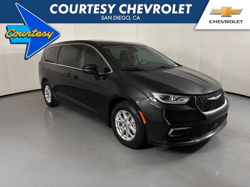 Brilliant Black Crystal Pearlcoat 2023 Chrysler Pacifica Touring-L
