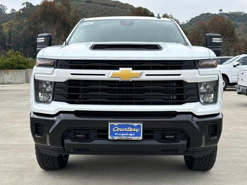 Summit White 2026 Chevrolet Silverado 2500 Custom