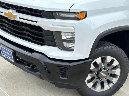 Summit White 2026 Chevrolet Silverado 2500 Custom
