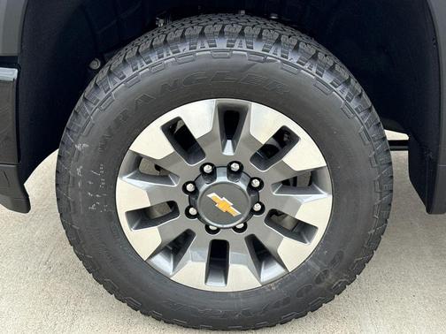 Summit White 2026 Chevrolet Silverado 2500 Custom