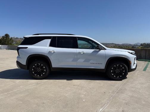 Polar White 2027 Chevrolet Traverse Z71