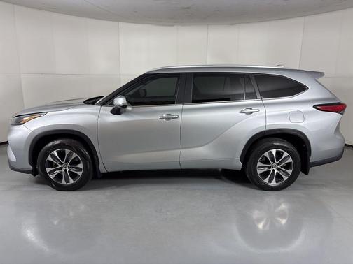 Celestial Silver Metallic 2023 Toyota Highlander XLE