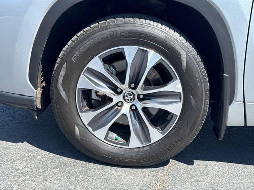 Celestial Silver Metallic 2023 Toyota Highlander XLE