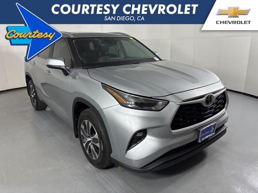 Celestial Silver Metallic 2023 Toyota Highlander XLE