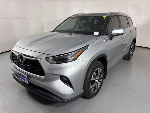 Celestial Silver Metallic 2023 Toyota Highlander XLE