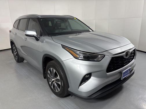 Celestial Silver Metallic 2023 Toyota Highlander XLE