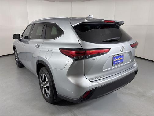 Celestial Silver Metallic 2023 Toyota Highlander XLE