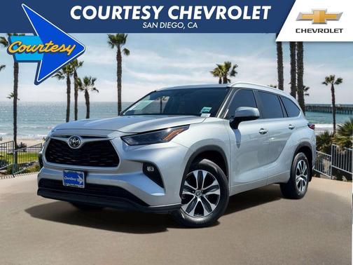 Celestial Silver Metallic 2023 Toyota Highlander XLE