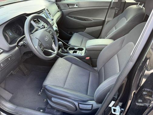 Black Noir Pearl 2017 Hyundai TUCSON SE