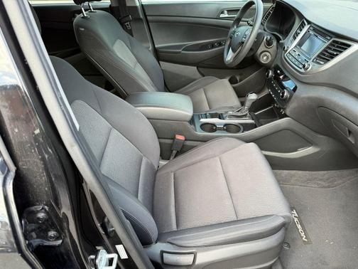 Black Noir Pearl 2017 Hyundai TUCSON SE