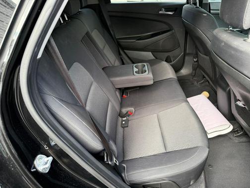 Black Noir Pearl 2017 Hyundai TUCSON SE