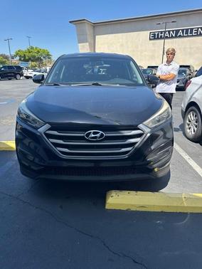 Black Noir Pearl 2017 Hyundai TUCSON SE
