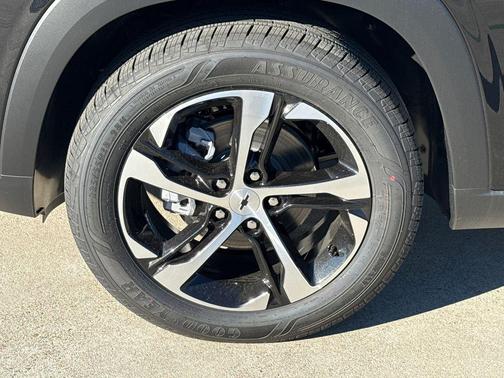 Mosaic Black Metallic 2026 Chevrolet Trax 1RS