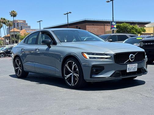 Thunder Gray Metallic 2024 Volvo S60 B5 Plus Dark Theme