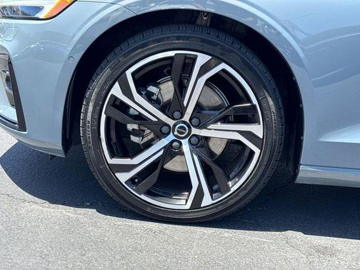 Thunder Gray Metallic 2024 Volvo S60 B5 Plus Dark Theme