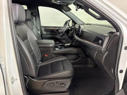 Iridescent Pearl Tricoat 2025 Chevrolet Tahoe Z71
