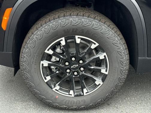 Mosaic Black Metallic 2026 Chevrolet Traverse Z71