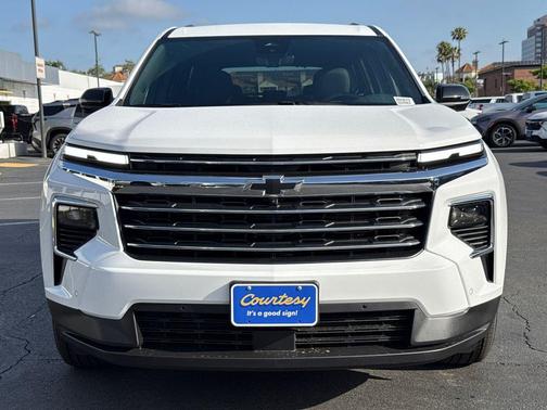 Summit White 2026 Chevrolet Traverse LT