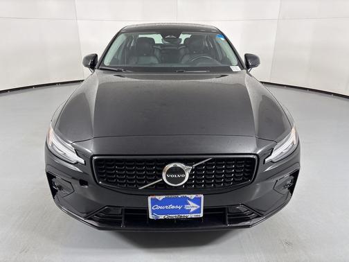 2024 Volvo S60 B5 Core Dark Theme
