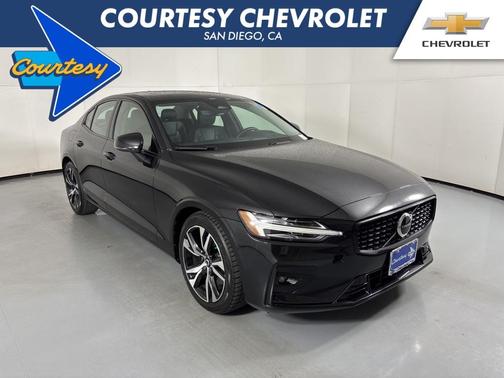 2024 Volvo S60 B5 Core Dark Theme