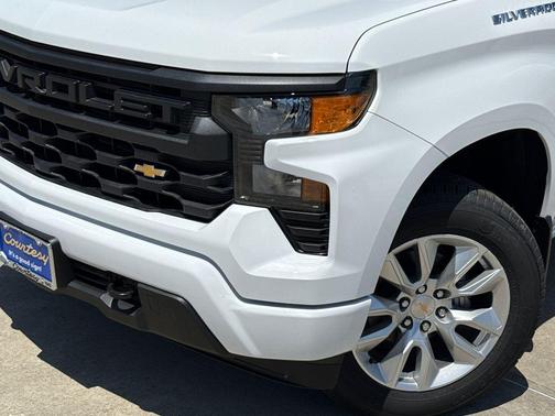 Summit White 2026 Chevrolet Silverado 1500 Custom