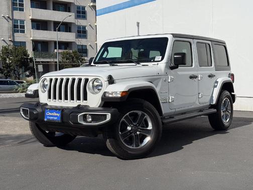 Bright White Clearcoat 2022 Jeep Wrangler Unlimited Sahara