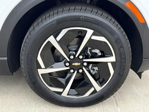 Summit White 2026 Chevrolet Equinox EV LT 1