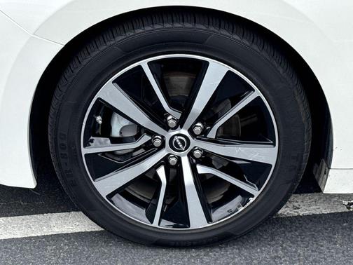 White 2023 Nissan Maxima SV