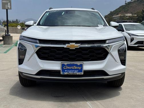 Summit White 2026 Chevrolet Trax LT