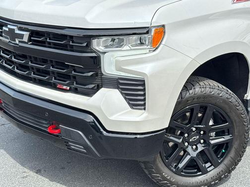 Iridescent Pearl Tricoat 2024 Chevrolet Silverado 1500 LT Trail Boss