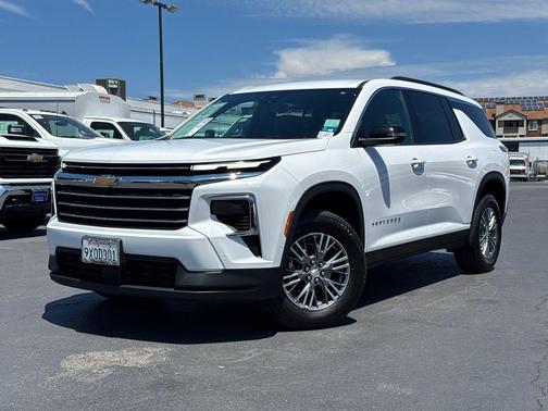 Summit White 2025 Chevrolet Traverse LT